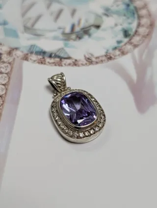 Elegante colgante de plata