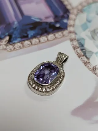 Elegante colgante de plata