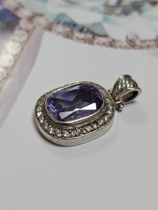 Elegante colgante de plata