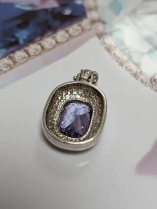 Elegante colgante de plata