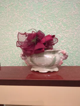 Florero porcelana con adorno tela