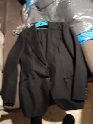 2 chaquetas y tres Traje azul marino gris negro.