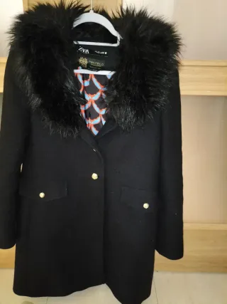 Abrigo Zara Manteco Negro con Forro Multicolor