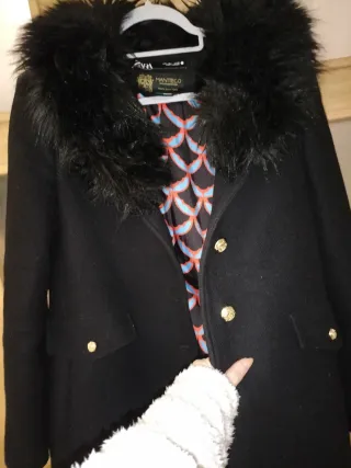 Abrigo Zara Manteco Negro con Forro Multicolor