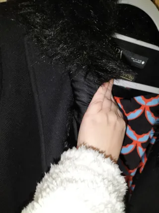 Abrigo Zara Manteco Negro con Forro Multicolor