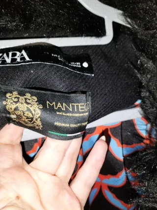 Abrigo Zara Manteco Negro con Forro Multicolor