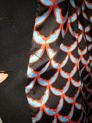 Abrigo Zara Manteco Negro con Forro Multicolor