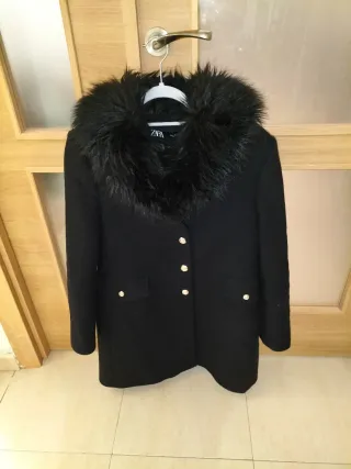 Abrigo Zara Manteco Negro con Forro Multicolor