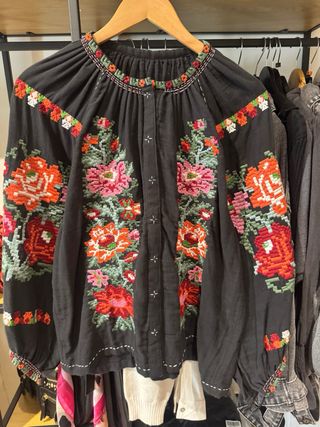 Blusa Kalami Rumi bordada flores talla única