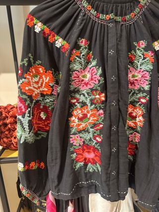 Blusa Kalami Rumi bordada flores talla única