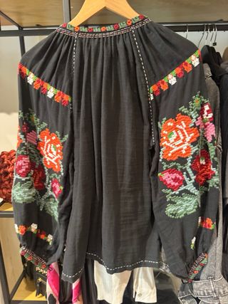 Blusa Kalami Rumi bordada flores talla única