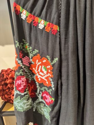 Blusa Kalami Rumi bordada flores talla única