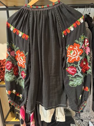 Blusa Kalami Rumi bordada flores talla única