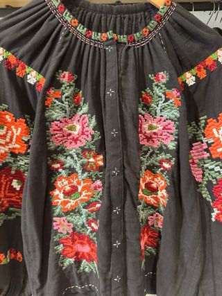 Blusa Kalami Rumi bordada flores talla única