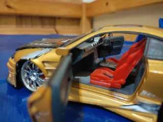 Coche  a escala Nissan .