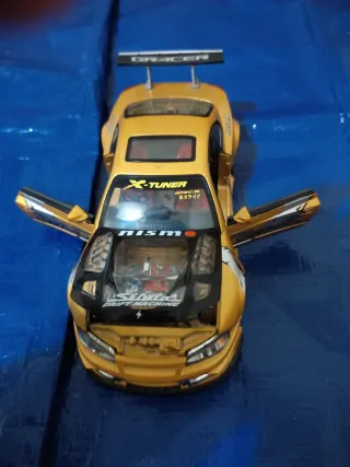 Coche  a escala Nissan .