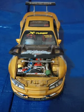 Coche  a escala Nissan .