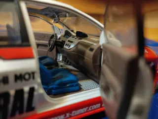 Coche  a escala Nissan .