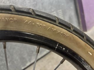 Bicicleta infantil B'TWIN 16 negra y rosa.