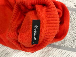 Jersey naranja cuello alto. Talla L/XL.