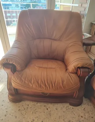 Conjunto sofá y butacones de piel y madera