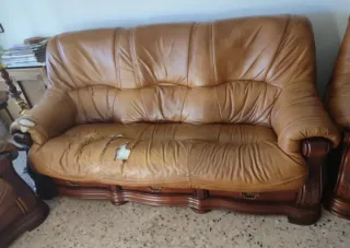 Conjunto sofá y butacones de piel y madera