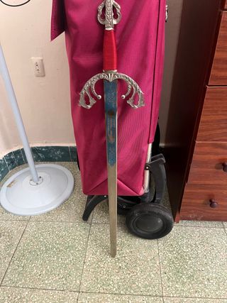 Espada decorativa con mango rojo
