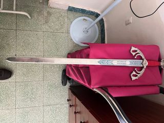 Espada decorativa con mango rojo