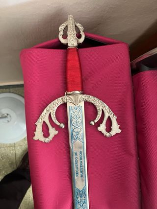 Espada decorativa con mango rojo