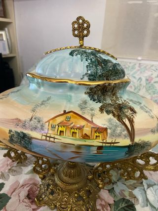 Centro de mesa de porcelana con base