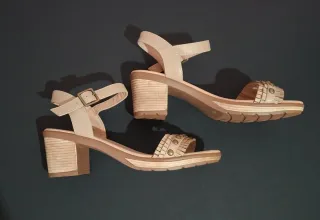 Sandalias balleri, piel mujer beige con tacón.