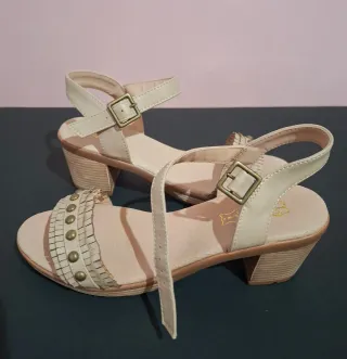 Sandalias balleri, piel mujer beige con tacón.