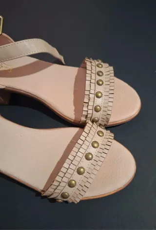 Sandalias balleri, piel mujer beige con tacón.