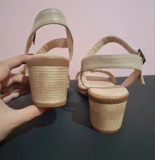 Sandalias balleri, piel mujer beige con tacón.