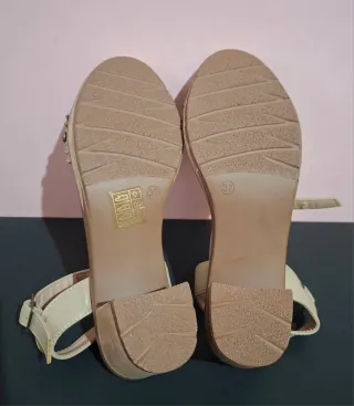 Sandalias balleri, piel mujer beige con tacón.