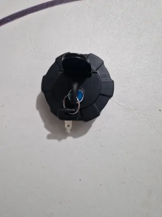 Tapa de combustible con llave