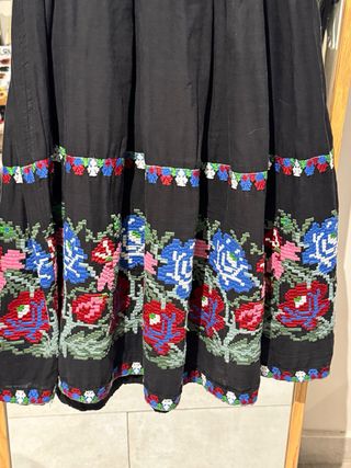 Falda midi bordada flores Kalami Rumi