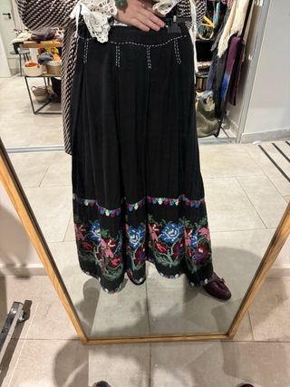 Falda midi bordada flores Kalami Rumi