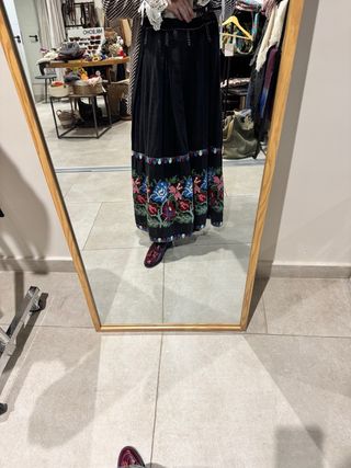 Falda midi bordada flores Kalami Rumi