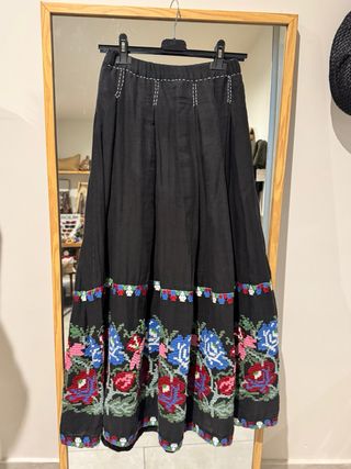 Falda midi bordada flores Kalami Rumi