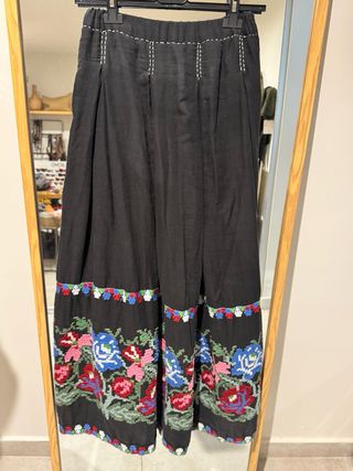 Falda midi bordada flores Kalami Rumi