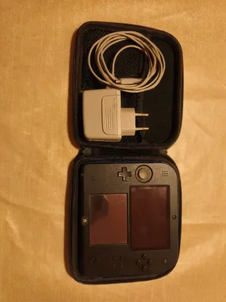 Nintendo 2DS Negra/Azul + Funda + Cargador