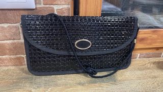 Bolso negro tipo clutch con cadena – sofisticado