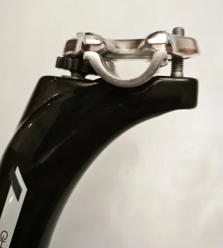 Tija Carbono 34.9 x 400mm + cierre tija tornillo