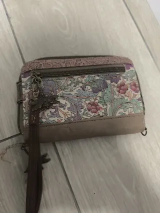 Cartera amplia con compartimentos