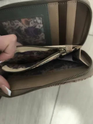 Cartera amplia con compartimentos