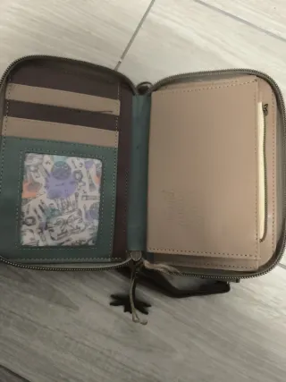 Cartera amplia con compartimentos