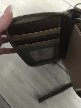 Cartera amplia con compartimentos