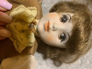 Bambola in porcellana con vestito