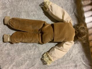 Bambola in porcellana con vestito